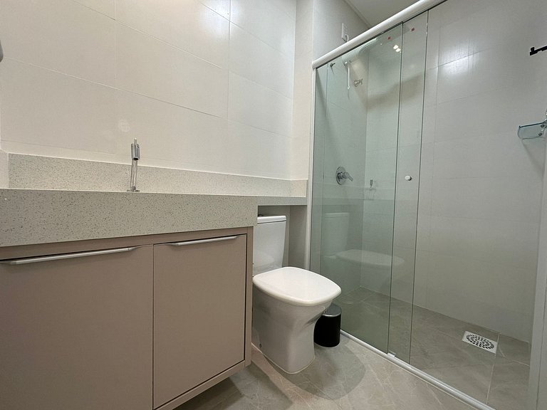 B058 - Apto luxuoso em Bombas para 06 pessoas