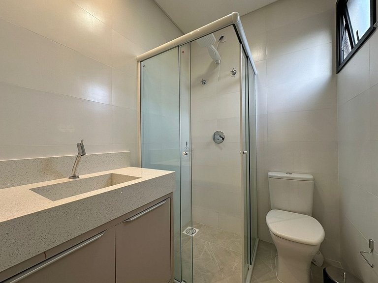 B058 - Apto luxuoso em Bombas para 06 pessoas