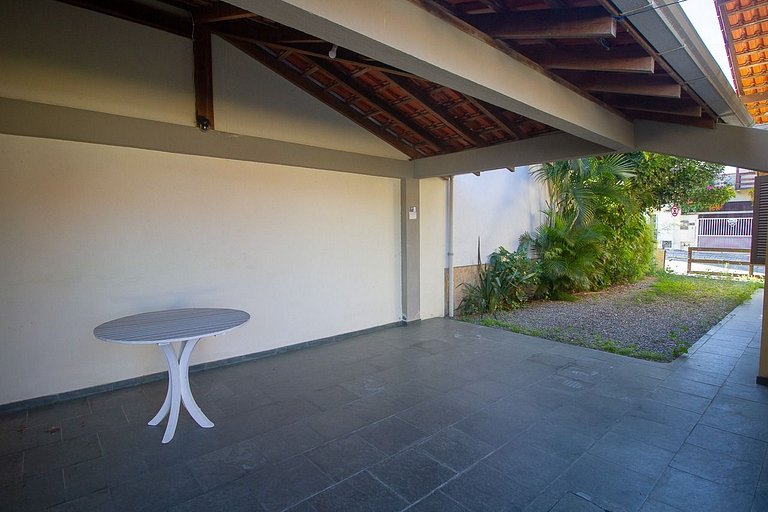 B958 - Casa de praia com 3 quartos em Bombinhas SC