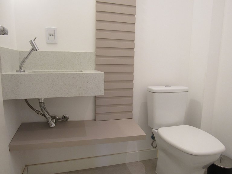 B058 - Apto luxuoso em Bombas para 06 pessoas