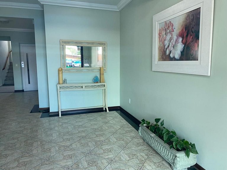 Apto 2 quartos com sacada/churrasqueira com vista para o mar