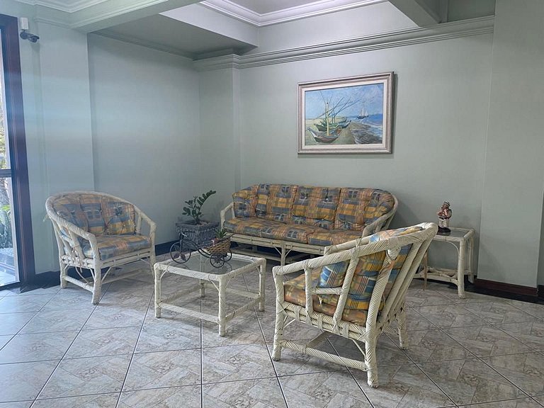 Apto 2 quartos com sacada/churrasqueira com vista para o mar