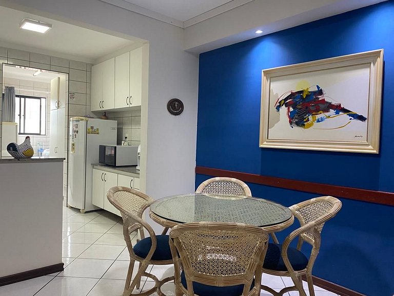 Apto 2 quartos com sacada/churrasqueira com vista para o mar