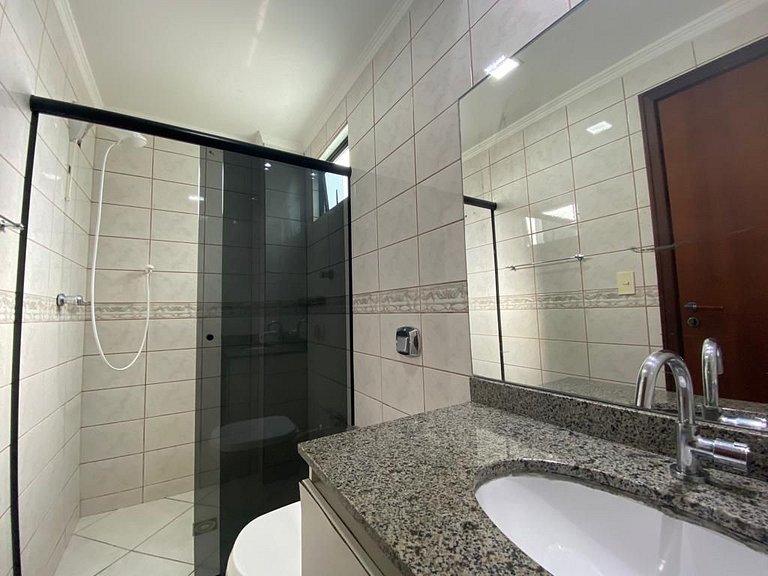 Apto 2 quartos com sacada/churrasqueira com vista para o mar