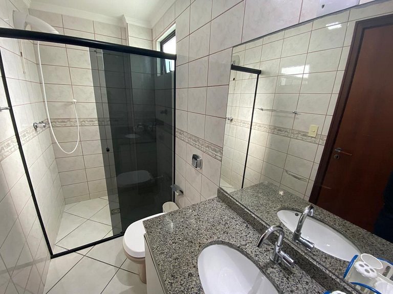 Apto 2 quartos com sacada/churrasqueira com vista para o mar