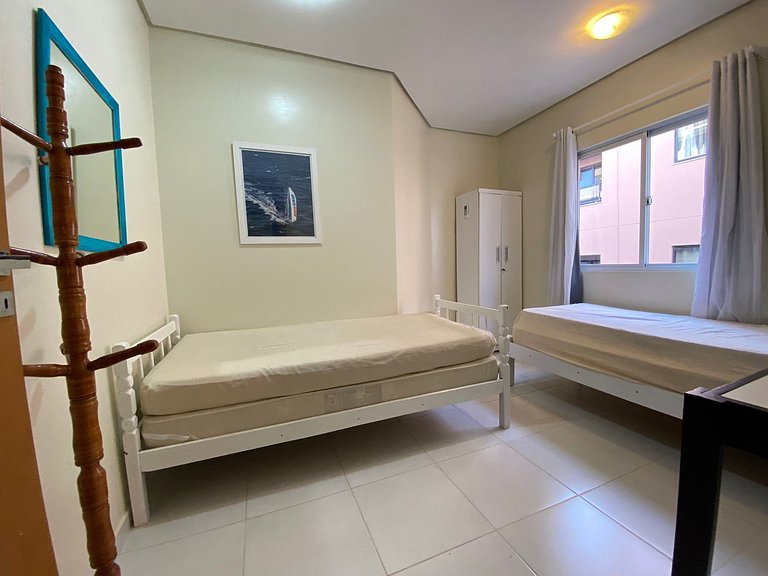 B778 - Apto próx. do mar p/ 5 pessoas em Bombas SC