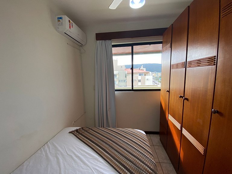 Grande cobertura sob a avenida com 5 quartos e vista do mar!