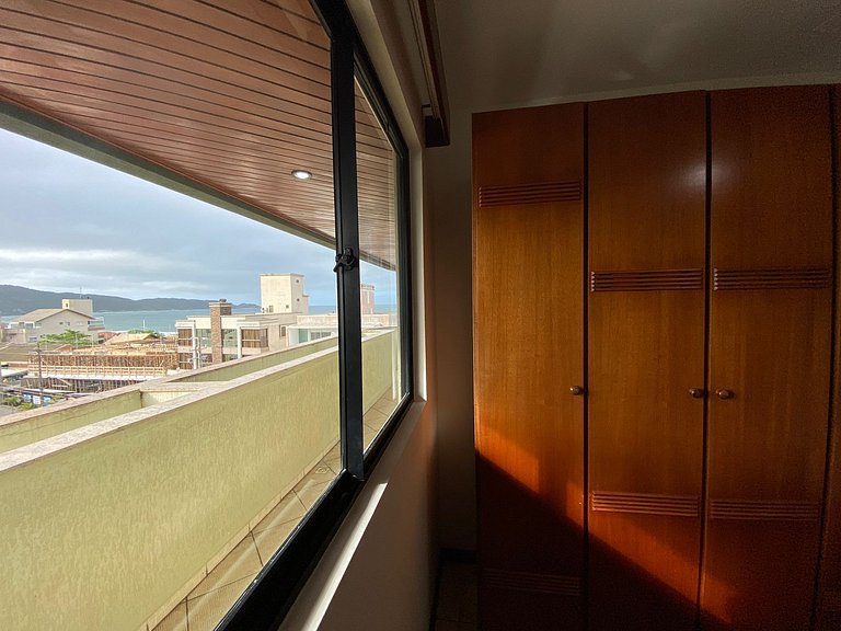 Grande cobertura sob a avenida com 5 quartos e vista do mar!