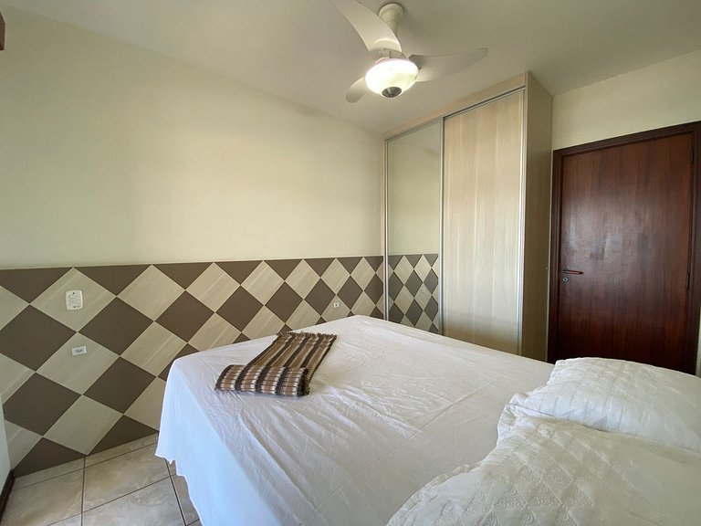 Grande cobertura sob a avenida com 5 quartos e vista do mar!