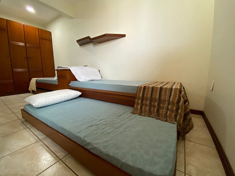 Grande cobertura sob a avenida com 5 quartos e vista do mar!