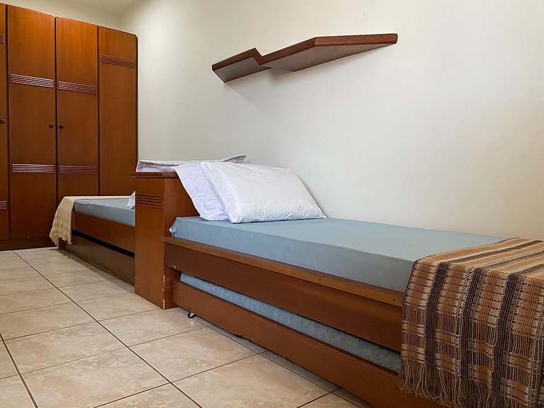 Grande cobertura sob a avenida com 5 quartos e vista do mar!