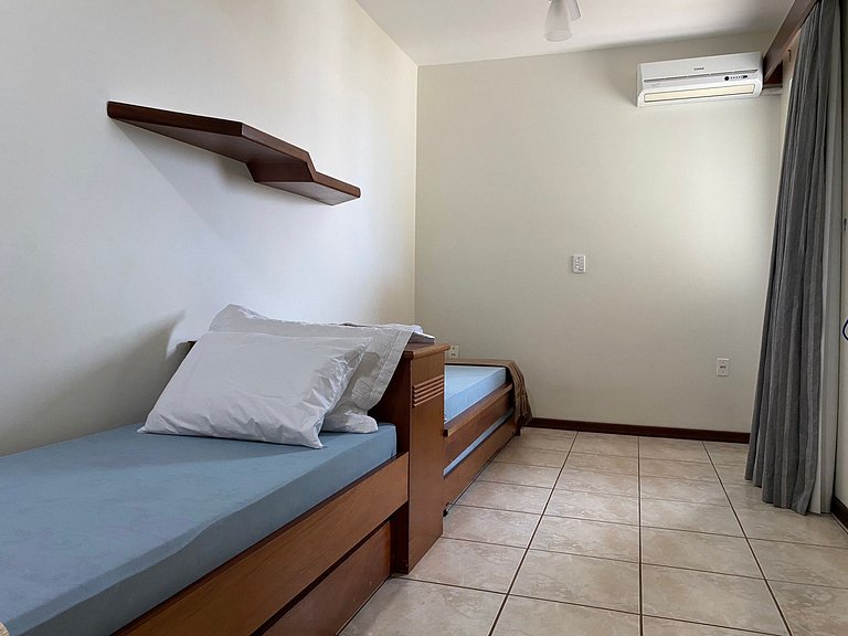 Grande cobertura sob a avenida com 5 quartos e vista do mar!