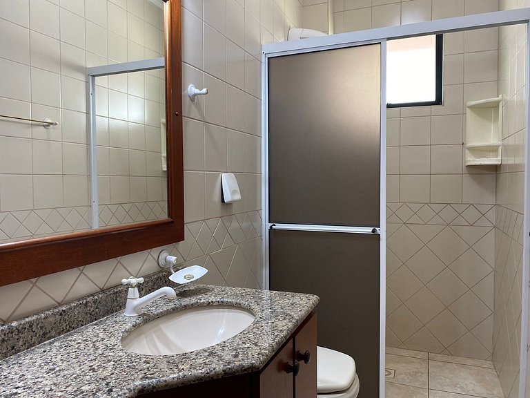 Grande cobertura sob a avenida com 5 quartos e vista do mar!