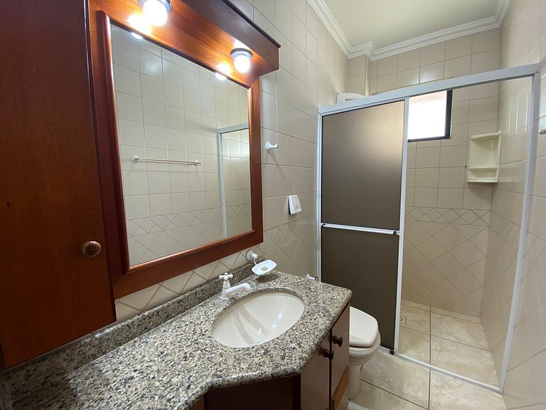 Grande cobertura sob a avenida com 5 quartos e vista do mar!