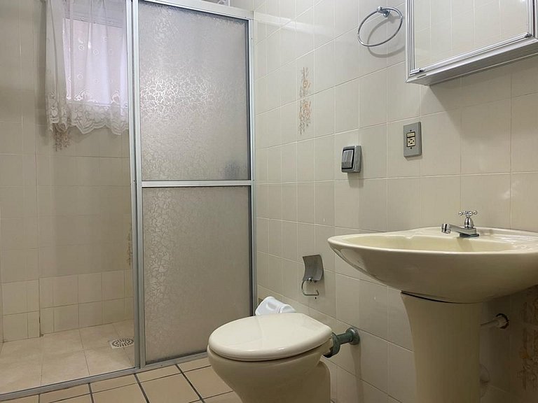 B916 - Apto 03 quartos para 7 pessoas perto do mar