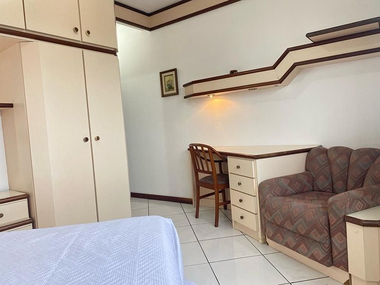 B916 - Apto 03 quartos para 7 pessoas perto do mar