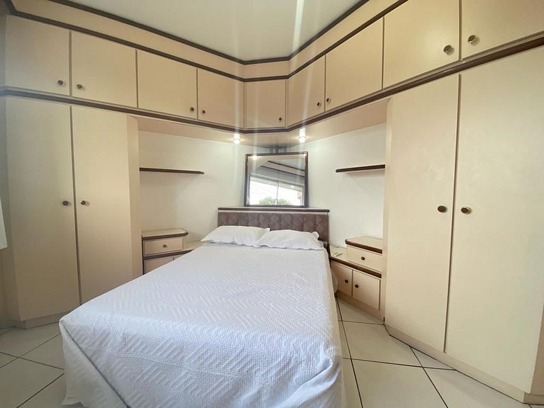 B916 - Apto 03 quartos para 7 pessoas perto do mar