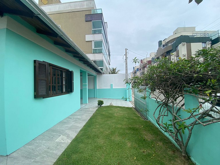 B319 - Casa com 3 quartos perto da praia de Bombas