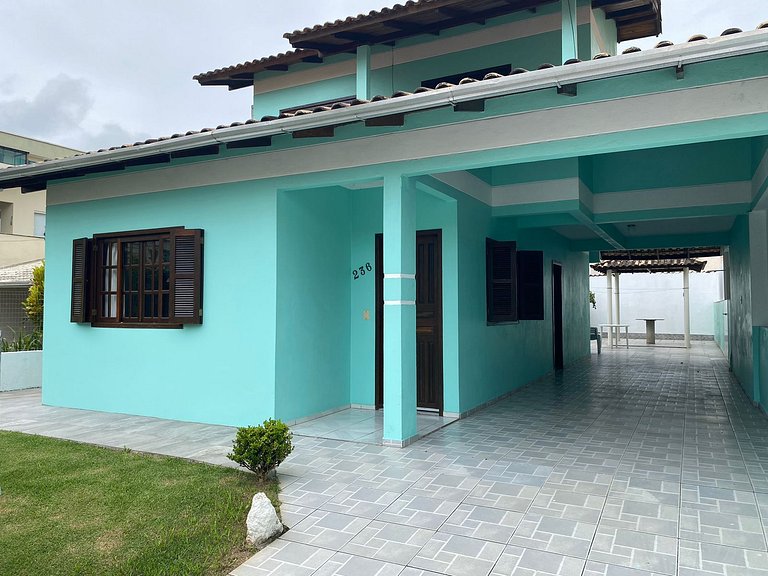 B319 - Casa com 3 quartos perto da praia de Bombas