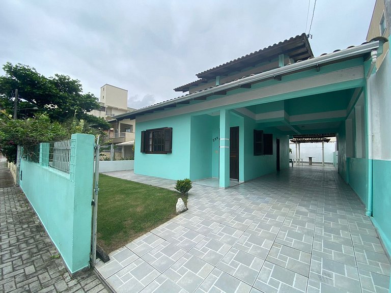 B319 - Casa com 3 quartos perto da praia de Bombas