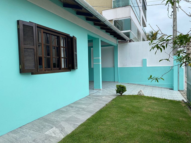 B319 - Casa com 3 quartos perto da praia de Bombas