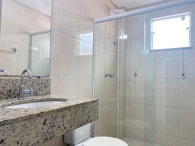 B111 - Apto 02 quartos perto do mar em Bombas - SC