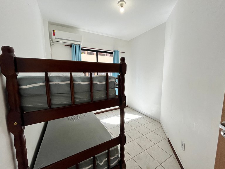 B481 Apto 3 quartos frente para avenida 8 pessoas