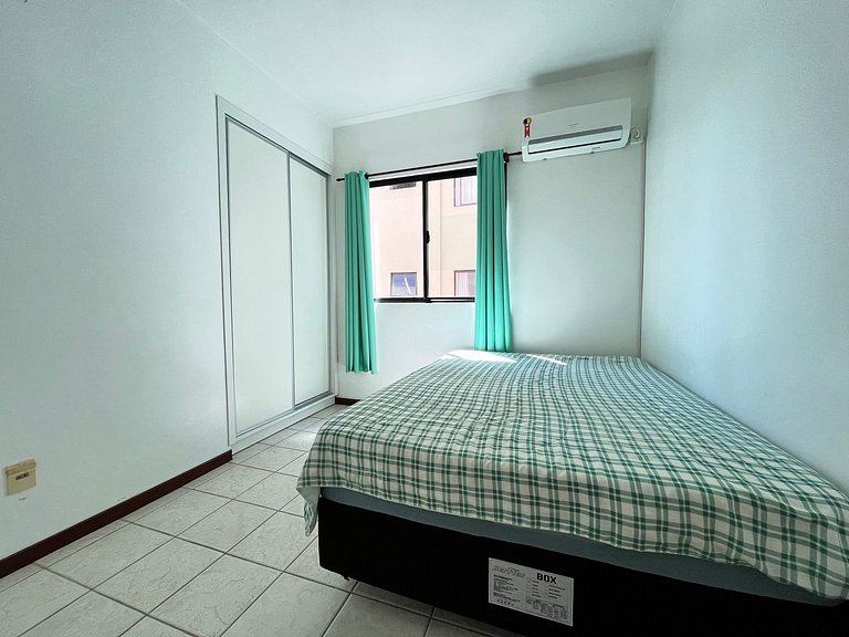 B481 Apto 3 quartos frente para avenida 8 pessoas