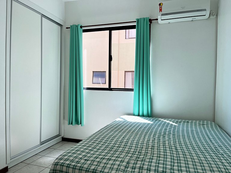 B481 Apto 3 quartos frente para avenida 8 pessoas