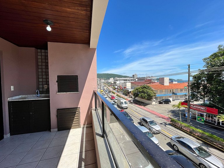 B481 Apto 3 quartos frente para avenida 8 pessoas