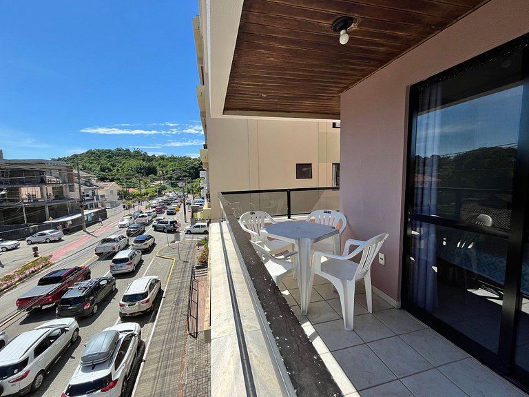 B481 Apto 3 quartos frente para avenida 8 pessoas