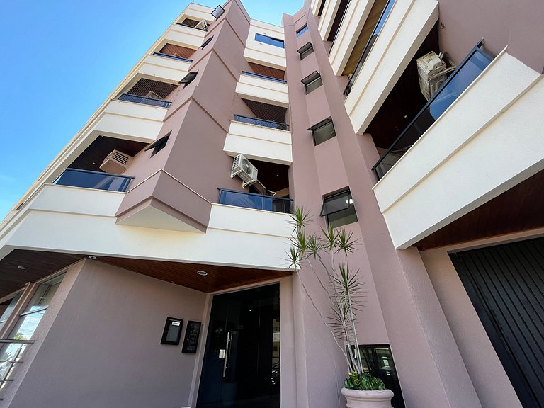 B481 Apto 3 quartos frente para avenida 8 pessoas