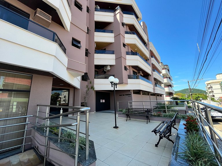 B481 Apto 3 quartos frente para avenida 8 pessoas