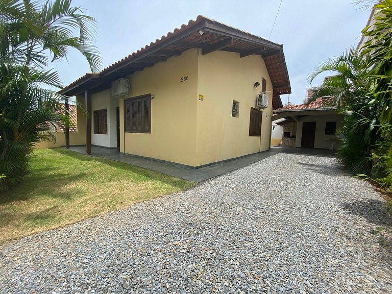 B958 - Casa de praia com 3 quartos em Bombinhas SC