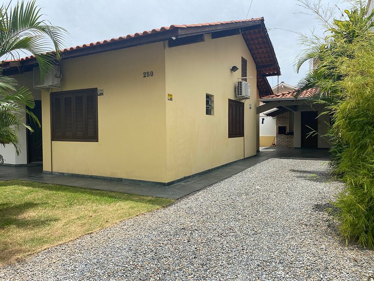 B958 - Casa de praia com 3 quartos em Bombinhas SC