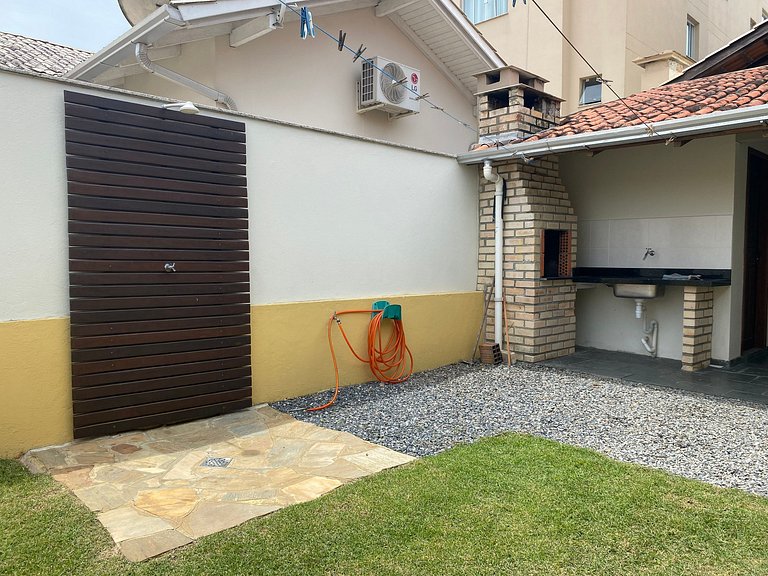 B958 - Casa de praia com 3 quartos em Bombinhas SC