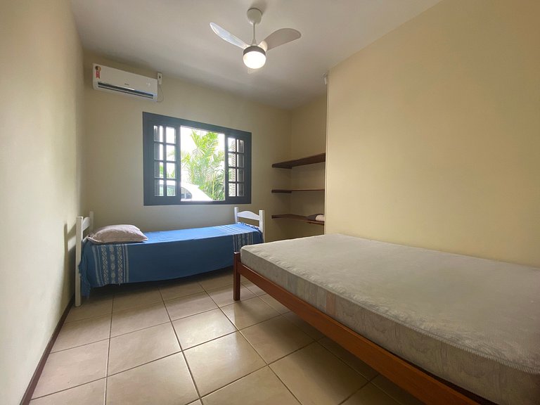 B958 - Casa de praia com 3 quartos em Bombinhas SC