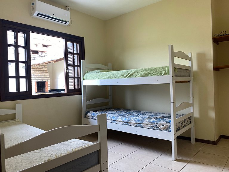 B958 - Casa de praia com 3 quartos em Bombinhas SC