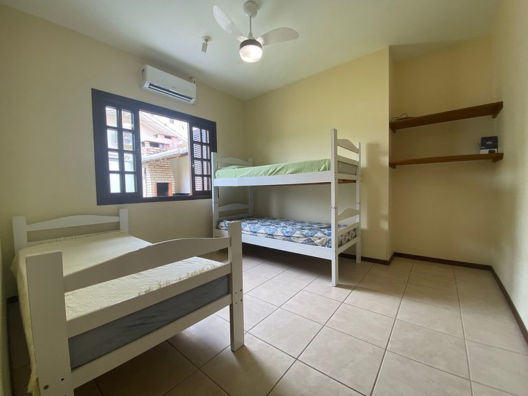 B958 - Casa de praia com 3 quartos em Bombinhas SC