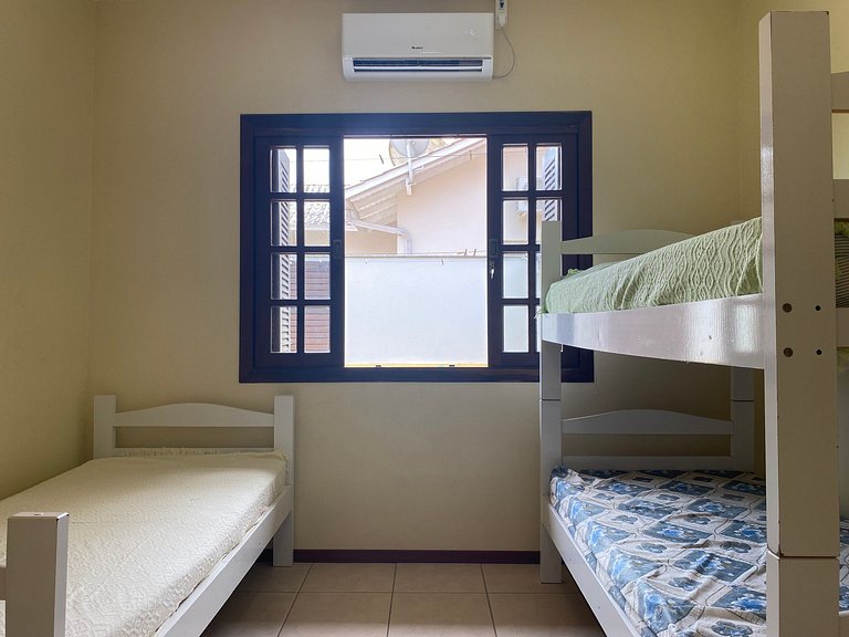 B958 - Casa de praia com 3 quartos em Bombinhas SC