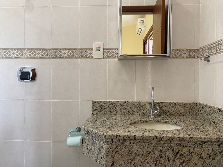 B958 - Casa de praia com 3 quartos em Bombinhas SC