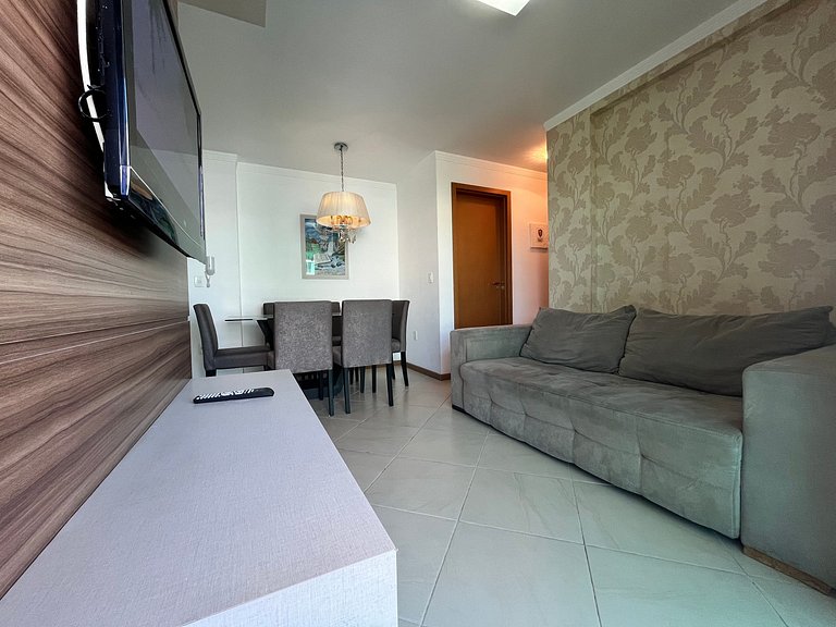 Apto econômico com 2 quartos, ar, vaga de garagem e completo