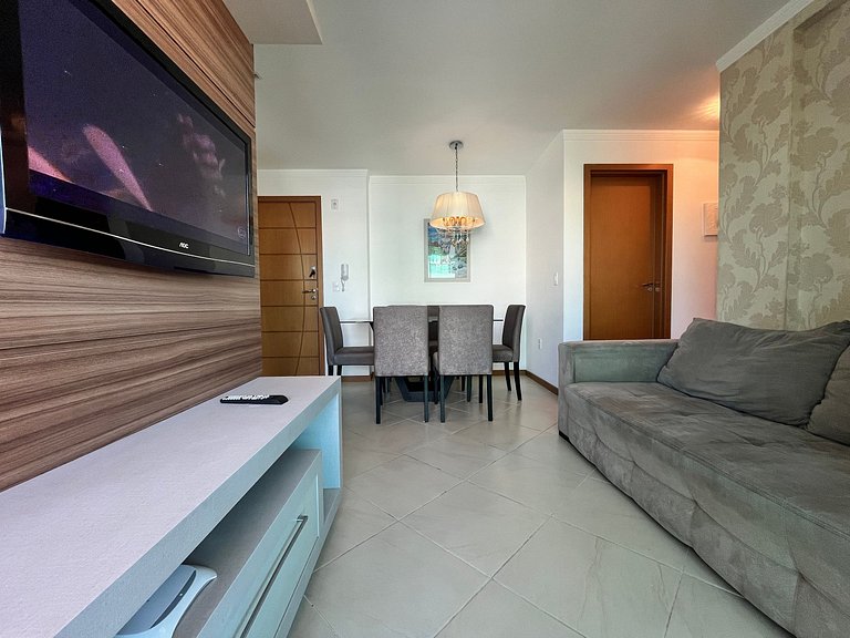 Apto econômico com 2 quartos, ar, vaga de garagem e completo