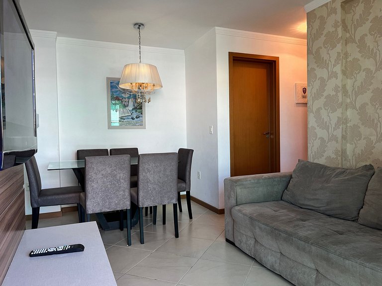 Apto econômico com 2 quartos, ar, vaga de garagem e completo