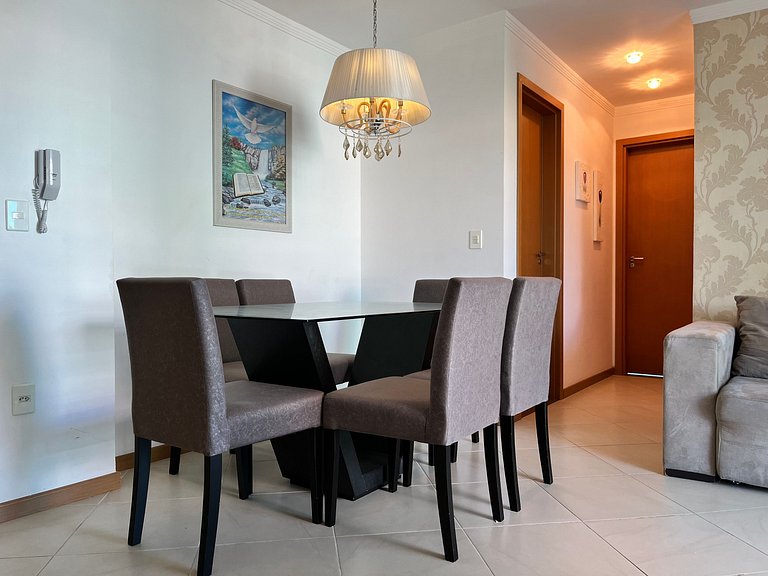 Apto econômico com 2 quartos, ar, vaga de garagem e completo