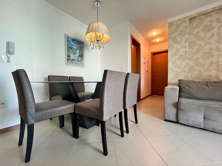 Apto econômico com 2 quartos, ar, vaga de garagem e completo