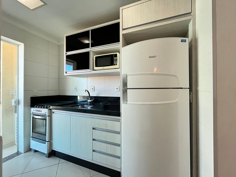 Apto econômico com 2 quartos, ar, vaga de garagem e completo