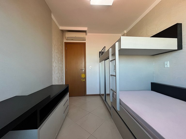 Apto econômico com 2 quartos, ar, vaga de garagem e completo