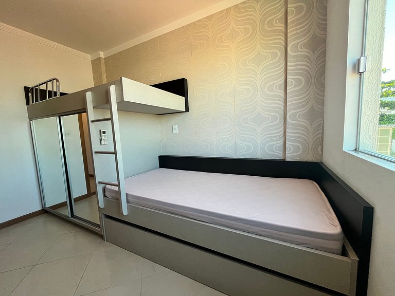 Apto econômico com 2 quartos, ar, vaga de garagem e completo