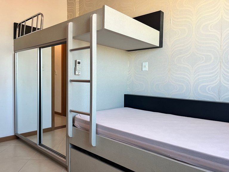 Apto econômico com 2 quartos, ar, vaga de garagem e completo